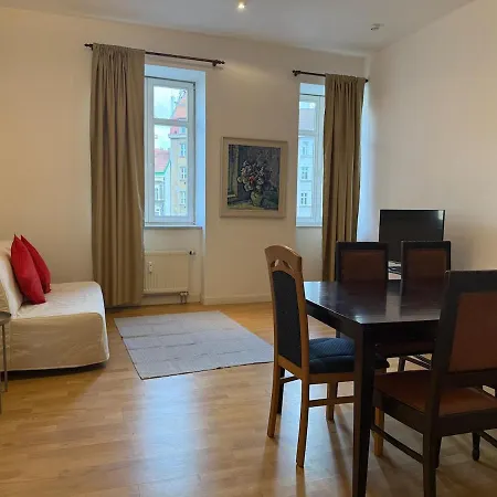 Castle Old Town Walk Elegant 2br Apartmán