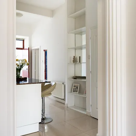 Апартаменты Castle Old Town Walk Elegant 2br *