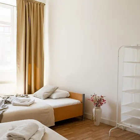 Апартаменты Castle Old Town Walk Elegant 2br *