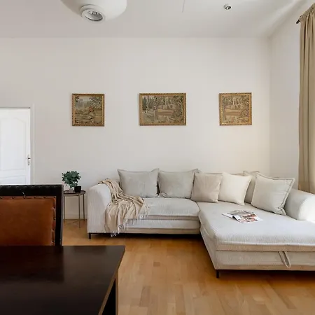 Castle Old Town Walk Elegant 2br
