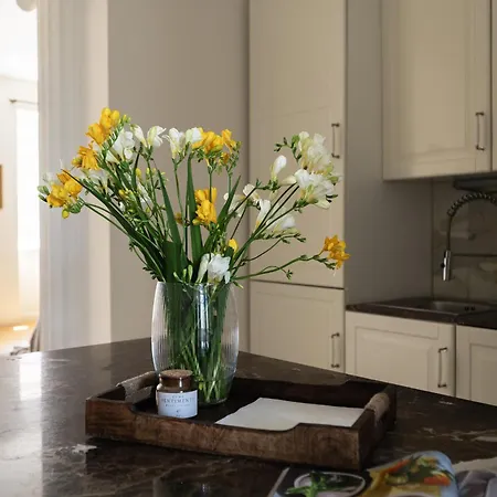 Castle Old Town Walk Elegant 2br Апартаменты *