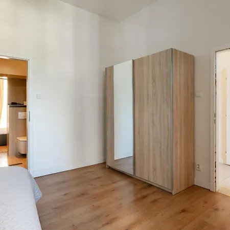Castle Old Town Walk Elegant 2br