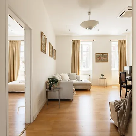 Castle Old Town Walk Elegant 2br Апартаменты *