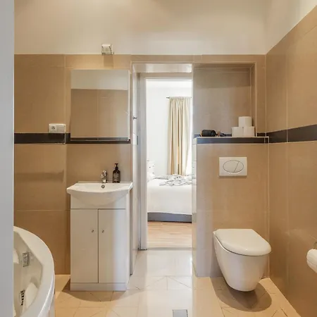 Castle Old Town Walk Elegant 2br