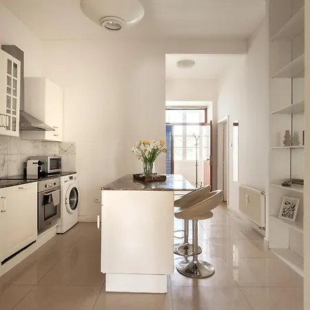 Апартаменты Castle Old Town Walk Elegant 2br