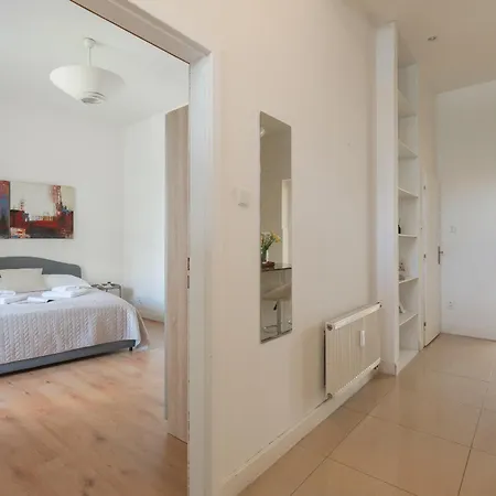 Castle Old Town Walk Elegant 2br