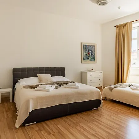 Castle Old Town Walk Elegant 2br *