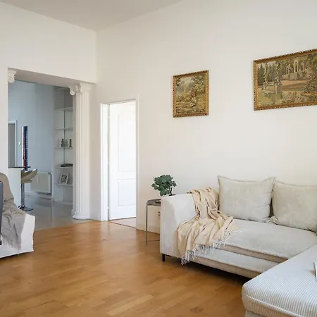 Castle Old Town Walk Elegant 2br