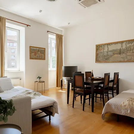Апартаменты Castle Old Town Walk Elegant 2br *