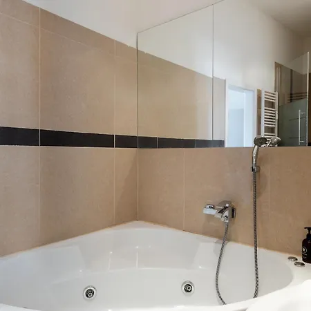 Castle Old Town Walk Elegant 2br