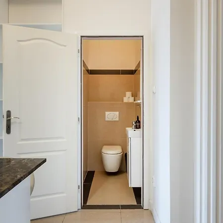 Апартаменты Castle Old Town Walk Elegant 2br