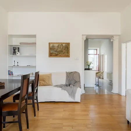 Castle Old Town Walk Elegant 2br