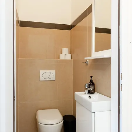 Апартаменты Castle Old Town Walk Elegant 2br