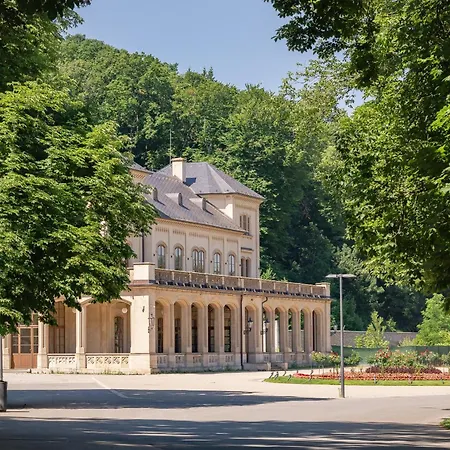 Castle Old Town Walk Elegant 2br Апартаменты